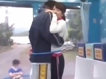 彼氏じゃないのに‥ラップ越しキスで性的興奮して一線を越える素人娘W