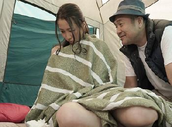 息子の友人をパンチラ官能的に誘い息子を外に追いやる性的欲望が暴走寸前の母