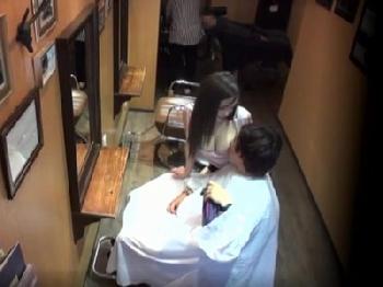 リアルで働いてる美容師さんにお店で手コキしてもらい暴発