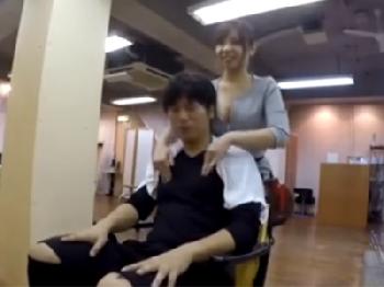 営業中に店長と性交するとても綺麗な女性美容師