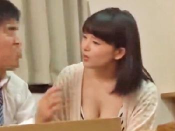 夫がすぐ傍で寝ているにも関わらず他人棒を受け入れる人妻W