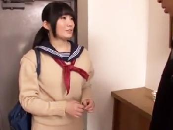 強引な先輩に連れ込まれ挿入される美少女女子校生
