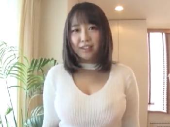 ムチッとした肉感的な爆乳のカフェ店員娘(22)が衝撃のAVデビュー!!