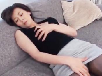 オナニーでは満足できずに隣人の部屋に押しかけて不貞交尾する淫らな熟女人妻