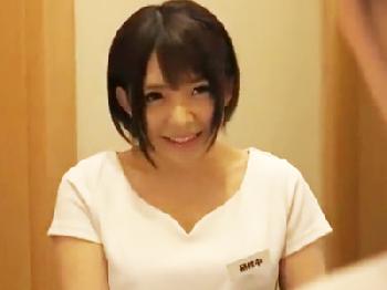 ビジネスホテルの可愛いマッサージ師の乳房の谷間に勃起してしまい‥