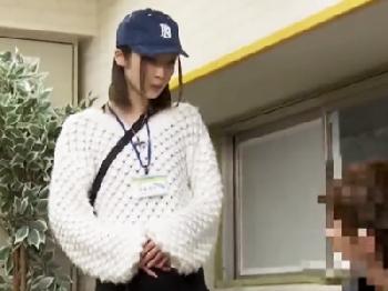 裏方のはずのADお姉さんが可愛すぎて男優のハードピストン食らう羽目にW