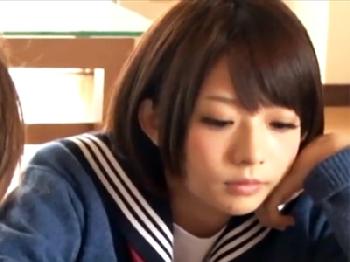 兄の友人にコタツの中でイタズラされ家族にバレないよう性交する妹女子校生