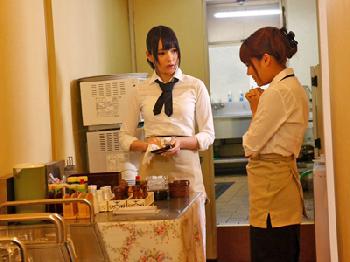 バイト先のレストランの客につけられ押し込み性的凌辱される店員