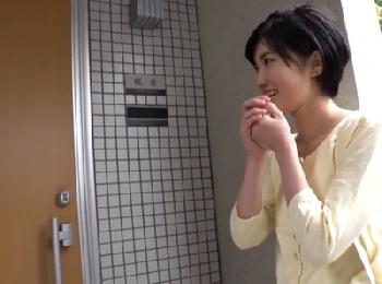 素人さんのご自宅訪問!!部屋だけでイイと言いつつもだんだんとエロティックな方向へ持っていき寝取られ