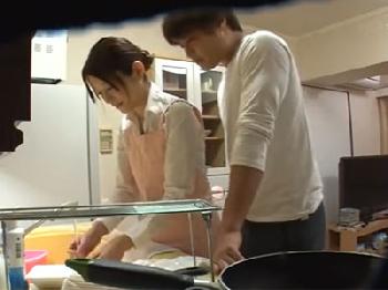 家事代行してくれるお姉さんのデカケツに欲情→襲い掛かって性行為