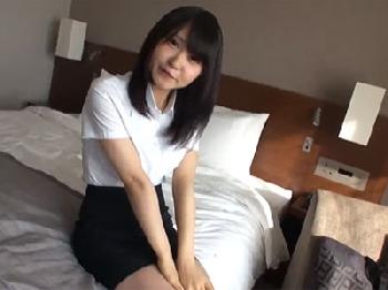 黒髪で童顔の素人娘をホテルに連れ込んで性行為