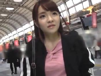 インタビューと称しナンパしたキュートな女子大生をホテルで間髪入れず挿入