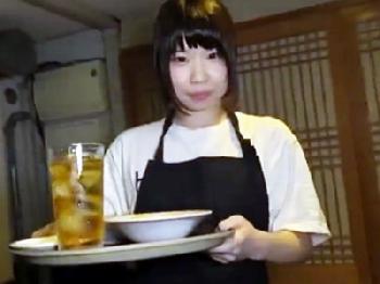 居酒屋でバイト中の美少女を店内で廻して性行為するクズ男たち