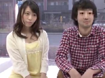 差し出された現ナマに目の色を変え友人と性交する素人娘