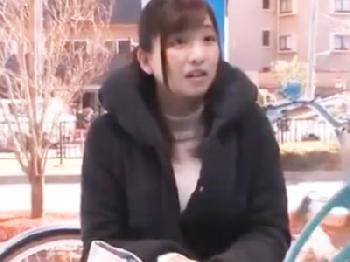 アクメ自転車で大量潮吹き絶頂する人妻に本物肉棒挿入して寝取られ交尾