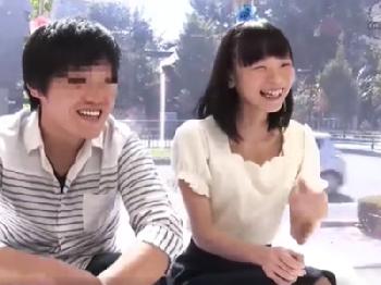 笑顔がまぶしいキュートな女子大生が友人と膣内へ挿入したまま射精やらかす