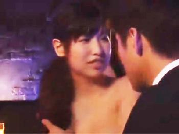 おっパブ店員のさすがの躰に耐えきれずそのまま店内でばれないように挿入