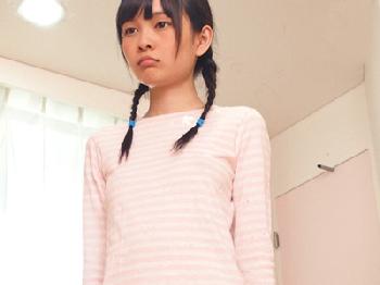 揺れない小ぶりなバストが好きな人には涎ものの童顔娘