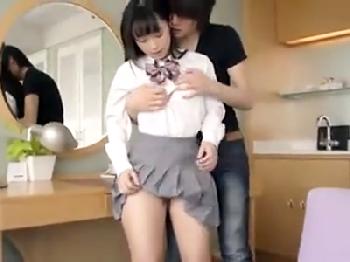 イケメン彼氏との初性行為で緊張気味な黒髪女子校生をばっこりハメ!!