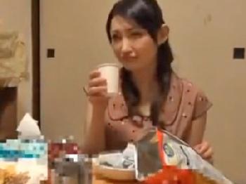 コタツ内でいたずらされて発情→そのままなし崩し的に中出し受け入れたお姉さん