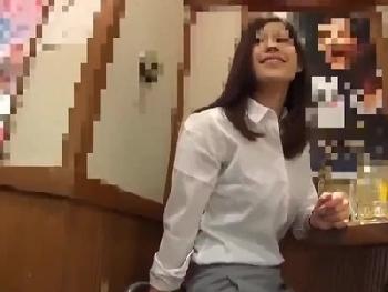 一人で酒飲んでた女性会社員ナンパ→ホテルではモザを外してハメ撮り成功