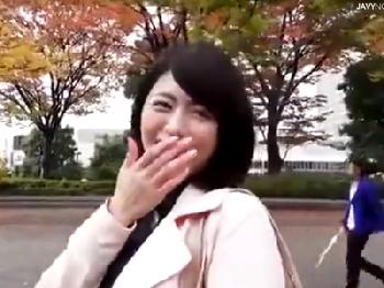 恥じらいながらもまんこ曝け出してくる素人人妻に寝取りペニス挿入!!