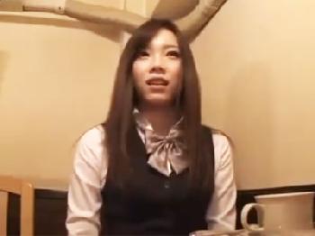 昼休みの美女会社員が便所でフェラチオ→小さなお口に精子発射