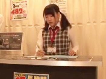 AV見放題のネットカフェで美少女店員に勃起見せつけ→個室連れ込み刺激的な性行為開始!!