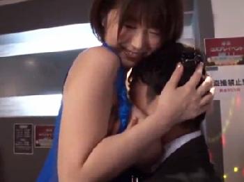 甘えたな巨乳おっパブ嬢がコンドーム非装着で挿入を了承