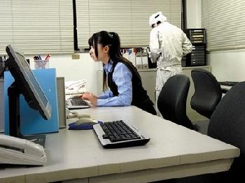 一人で残業している可愛い女性会社員が業者に狙われて…クロロホルムで寝かされている間に膣内射精暴行