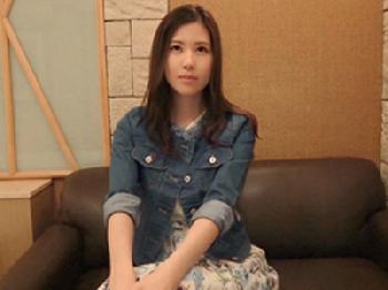 彼氏がいない間に羽を伸ばしてAVデビューする美少女