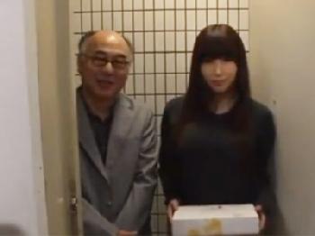 昔援交していたオヤジに再会してしまって夫が出社している間に寝取られオメコ内射精調教される