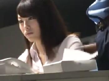 オフィスの警備員が深夜残業している女性会社員達に肉棒見せびらかす→ムラっと興奮してたのかすんなり乱交開始W