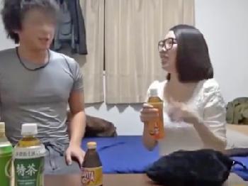 黒縁メガネの巨乳娘が軟派男の自宅で性行為した一部始終を盗撮