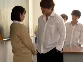 美少女彼女がクラスのDQNたちの肉奴隷に…最初は抵抗する彼女もだんだんとペニス漬けに!!