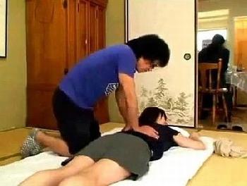 自宅への出張マッサージで若妻を寝取り→向こうに家族がいるのにムラっときた妻たちは自ら性行為