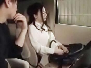 助手席で酔い潰れて寝った義妹とカーセックスする義兄