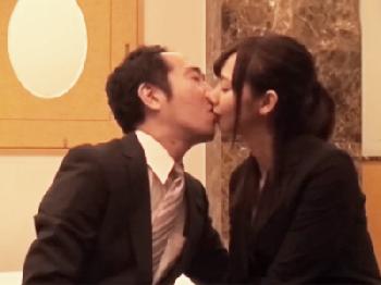 SEX出来たら20万円!!中年上司と美少女部下に破けるコンドーム渡してモニタリング