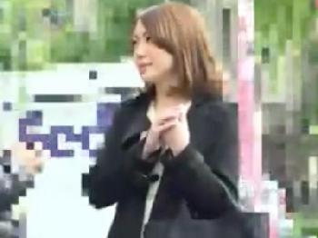 法事の最中にもかかわらず親戚に隠れて性交する淫らな人妻