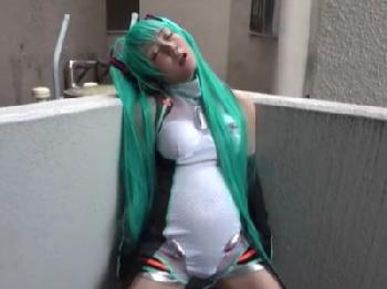 初音ミクコスプレの素人娘に催眠かけて野外で中出し