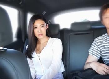 スカートめくったらまさかのガーターベルト!?痴漢魔たちに色仕掛けしてくる女子校生ギャルたち