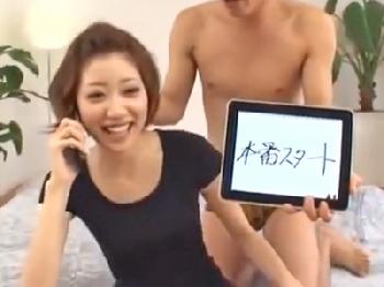 電話の最中にも関わらずAV撮影が開始され戸惑いながら狂乱する美女