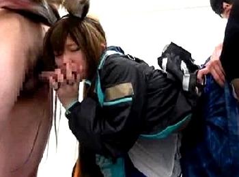 上も下も同時に挿入されて潮吹き止まらなくなった変態神乱交