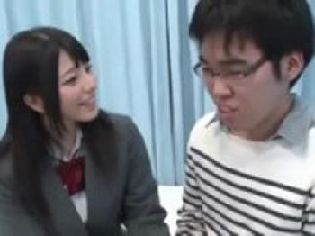 素人女の体を知らない男に制服姿でご奉仕しおまんこ内射精する上原亜衣