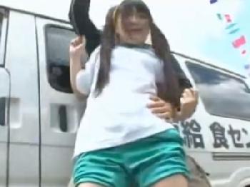 体育祭中の女子校生を連れ出して野外性的暴行顔面射精