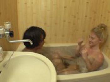 透明感たっぷりの北欧の金髪天使と同性セックス