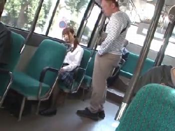 バスで寝ている下校中女子校生に狙いをつけて…声の出せない状況で無慈悲な婦女暴行!!