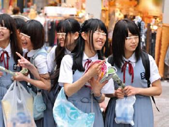 修学旅行中の女子校生を言葉巧みに騙してマジックミラー号に引っ張り込んでフェラ強要