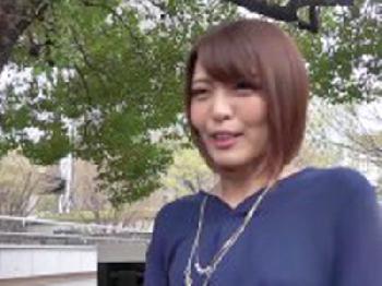 電動マッサージ器を握りしめたら絶対に離さない人妻に中出し