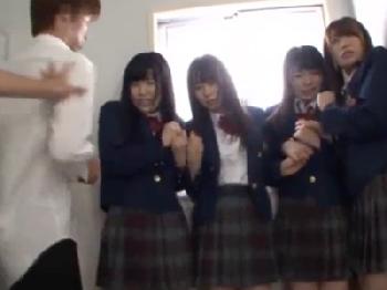 不良男子たちに女性器をクスコで広げられ精液を奥まで注ぎ込まれる女子校生たち